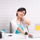 Đừng nghĩ rằng chỉ có người lớn tuổi mới mắc bệnh xương khớp